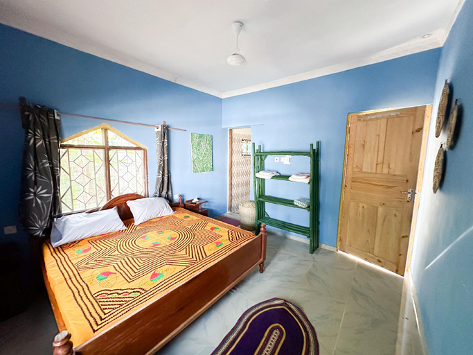 Bedroom 2, Mama's House, Magharibi
