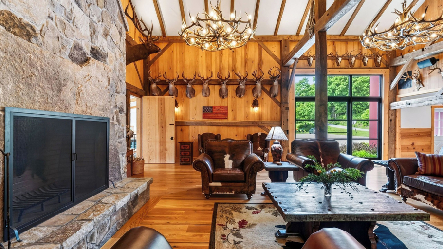 Interior 2, The Bear Barn by Avantstay 150-acre Historic 1860 Barn Fire Pit + Mountain Views, Dutchess
