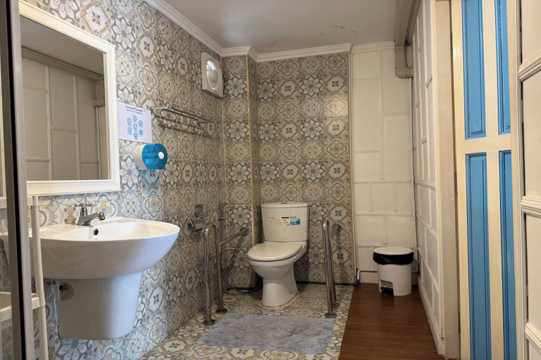 Bathroom 4, Aran Colonial House & Cafe Ngamwongwan, Muang Nonthaburi
