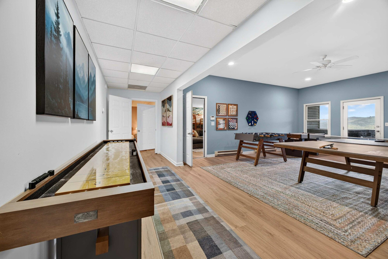 Room 3, 6BR Mountain Getaway Pool Hot Tub Game Room, Buncombe