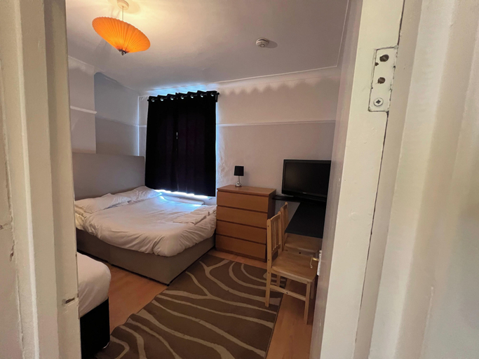 Room 5, Apartment Sleeps 6 With Pets Welcome, London