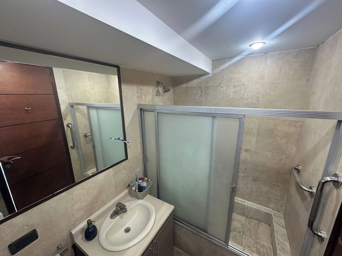 Bathroom 2, Modern 2-bedroom Apartment in Guatemala City With Covered Parking, ZONA 14