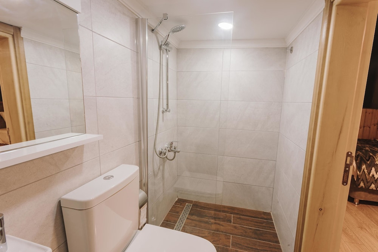Bathroom 5, Iskalita Otel, Maçka
