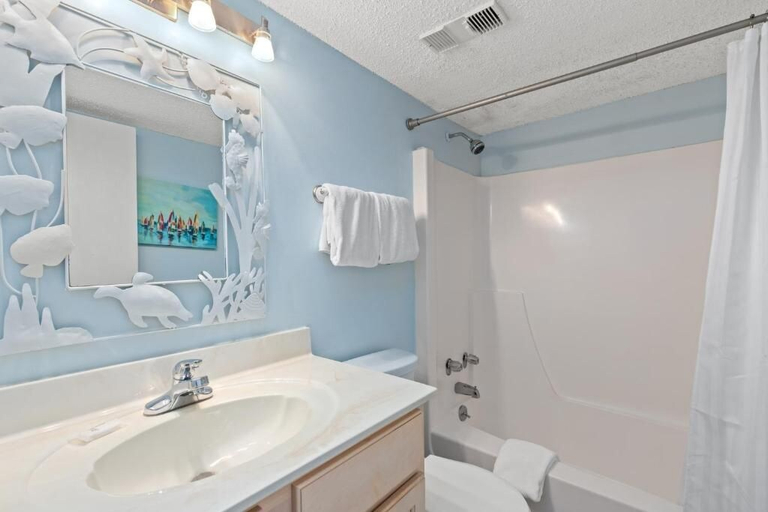 Bathroom 4, Pinnacle Port C1-403, Bay