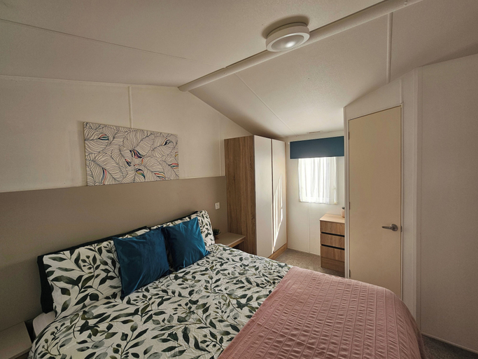 Room 3, Cabin Sleeps 4 to 6 With Parking, Dorset