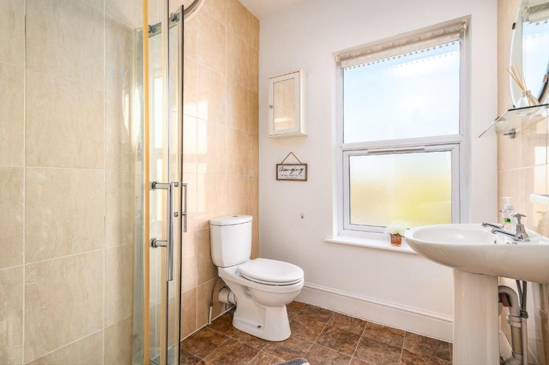Bathroom 2, Modern 6-bed House in Bedford, Bedfordshire