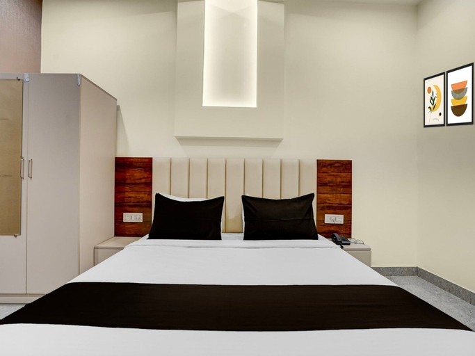 Room 4, Townhouse Subharti University Meerut, Meerut