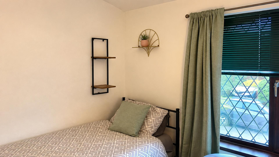 Room 2, Creswell 2-bed House, Sleeps 7 With Street Parking, Derbyshire