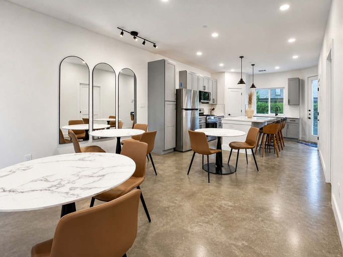 Room 3, Bishop Arts 6BR 6BA Townhouse Sleeps 12 Parking, Dallas