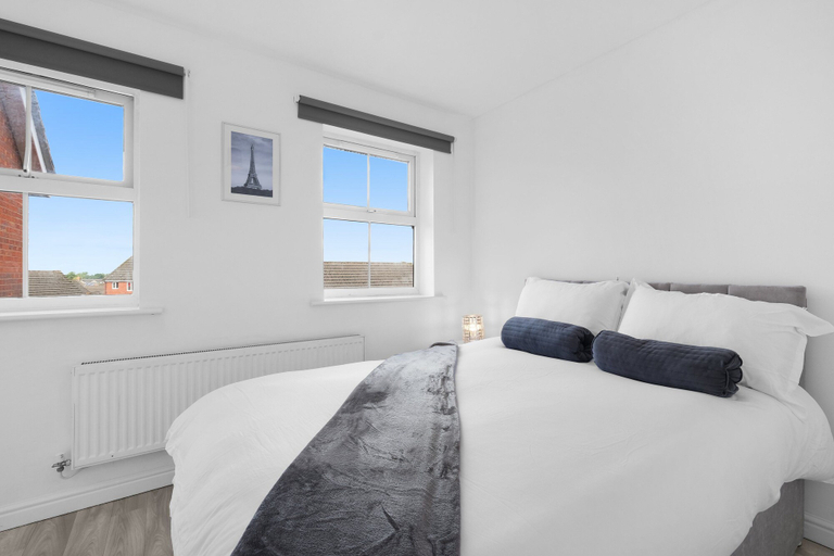 Room 5, 4-Bed Townhouse in Hamilton with Parking, Leicester