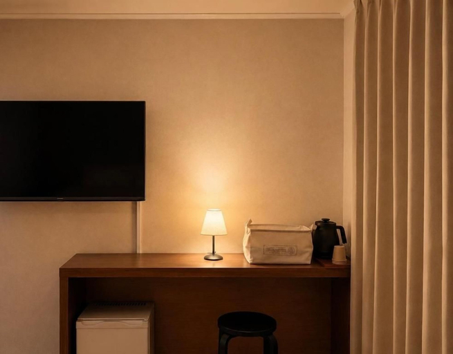 Interior 2, Stay PAUSE