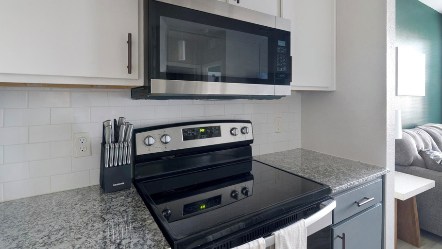 Private kitchen 2, Landing Amazing 1bd, Game Room, Gym, Fort Bend