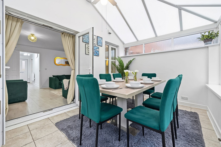 Dining 2, House Sleeps 9 With Enclosed Garden, Solihull