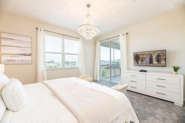 Room 5, Stylish 3BR Condo Near Disney & Resort Fun, Osceola