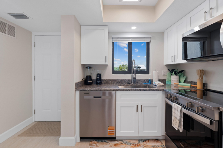 Private kitchen 3, Seaside Condo 109, Lee