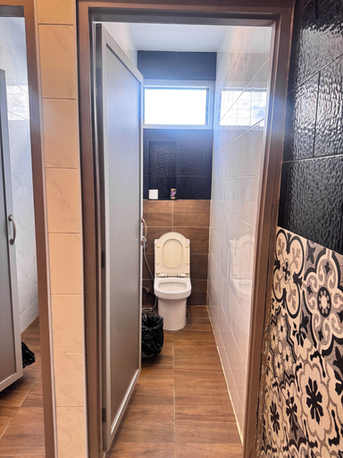 Bathroom 2, Lao Smart Box Hostel, Vientiane