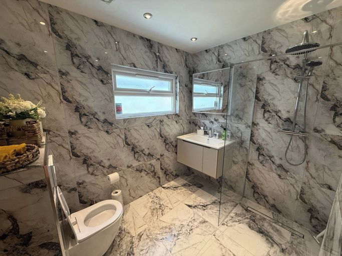 Bathroom 3, 3 Bedroom House in Wembley With Free Parking, London