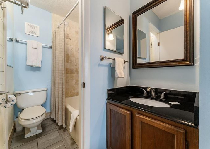 Bathroom 3, The Summit 1028, Bay