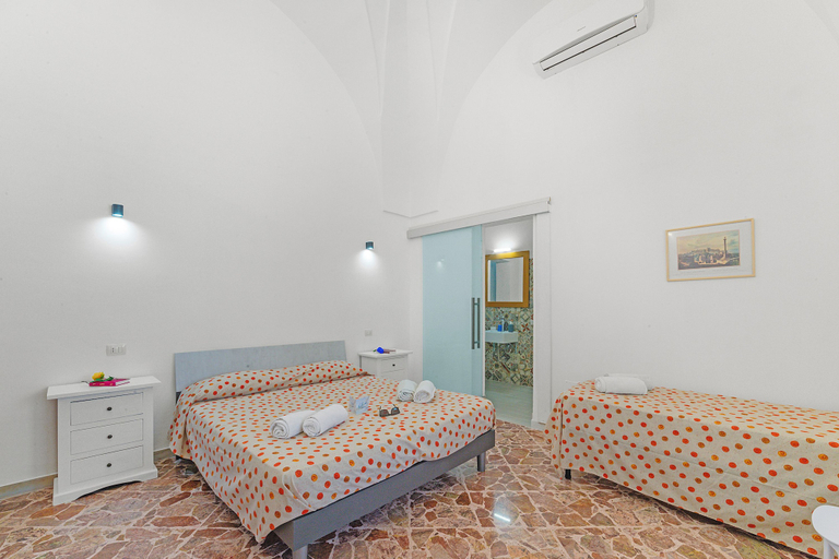 Room 2, Casa Miggiano 6 BR Apartment in Town, Lecce