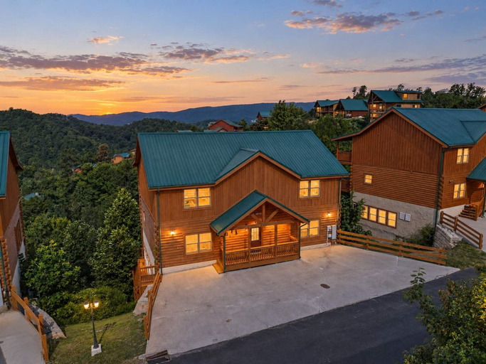 Room 5, Sleeps 28 Private Pool Hot Tub Game Room, Sevier