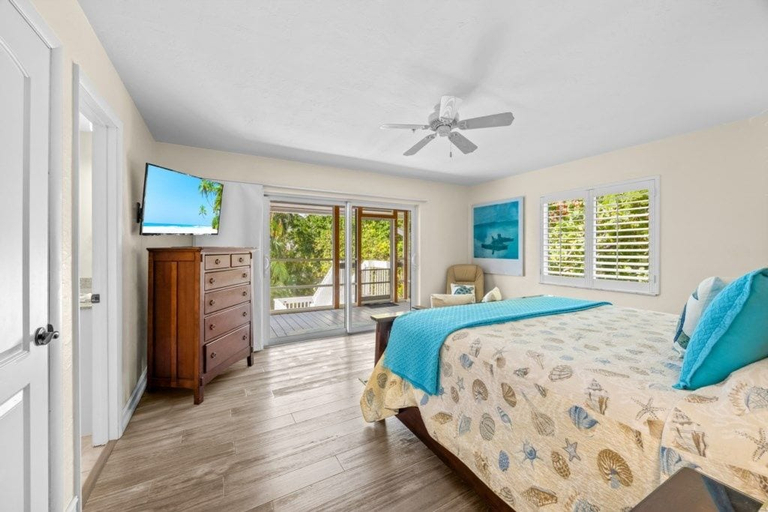 Room 5, Aah Poppy's Paradise 4 Bedroom Home, Lee