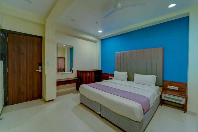 Room 5, Raajpath by Qbode Hotels, Vadodara