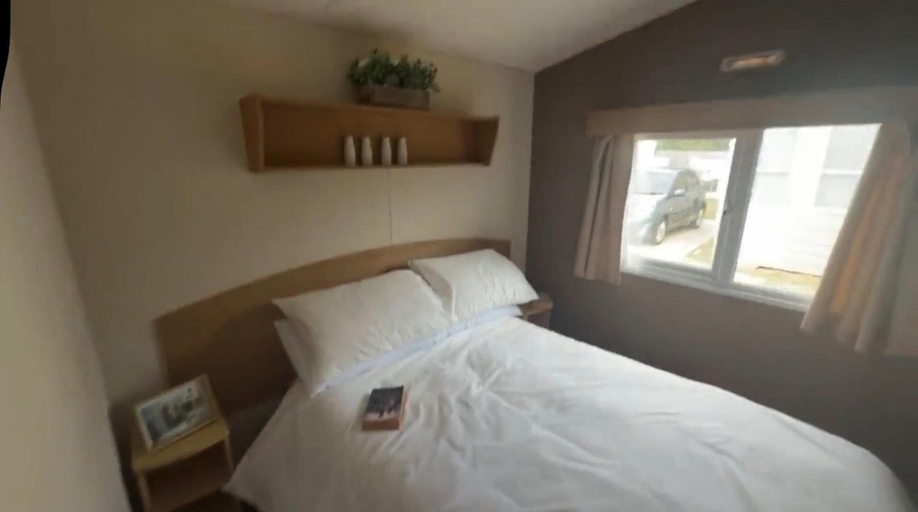 Room 2, Cabin Sleeps 4 With Indoor Pool and Patio, Suffolk