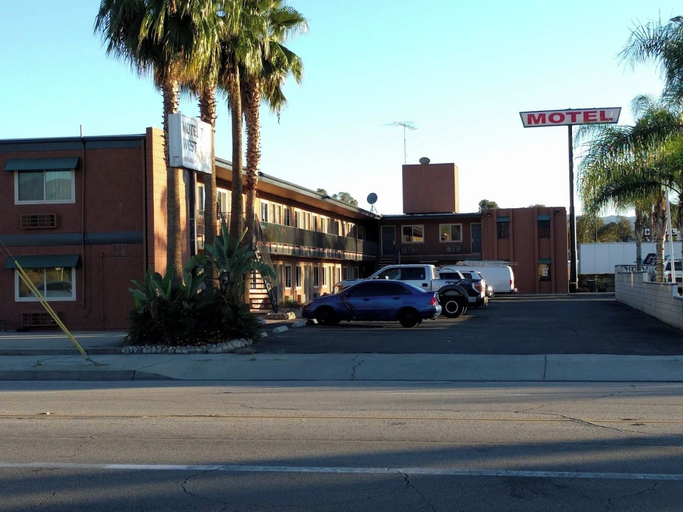 Property grounds 4, La Palma Motel - Redlands, San Bernardino