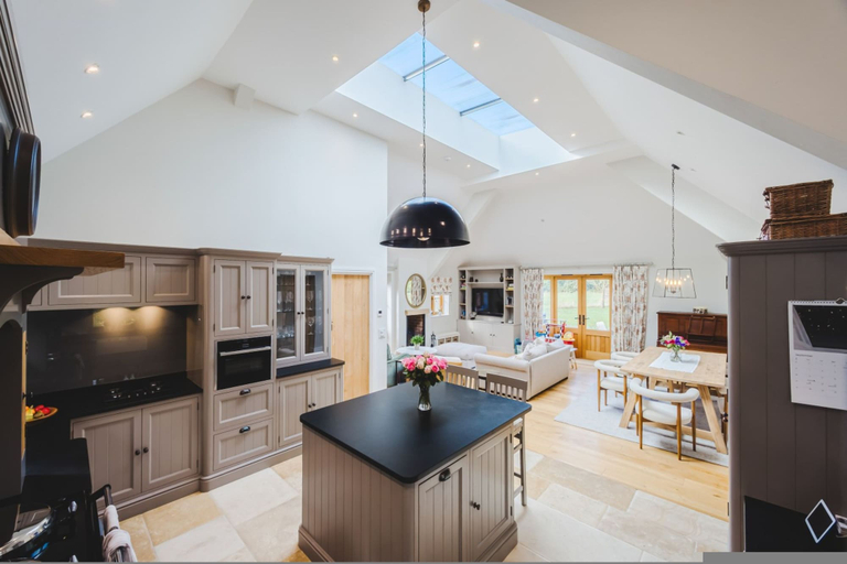 Room 5, The Old Stables - Cotswolds Country Retreat With Shepherd s Hut, Swindon
