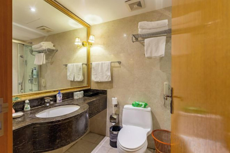 Bathroom 4, Hongqiao Yunfeng Hotel, Shanghai