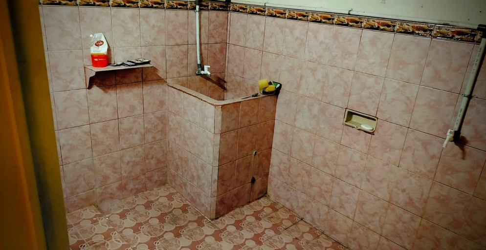 Bathroom, HST Coffee and Homestay Wonosobo, Wonosobo