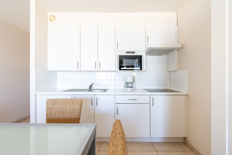 Private kitchen, Studio Apartment With Sea Views in Gadeynehelling, West-Vlaanderen