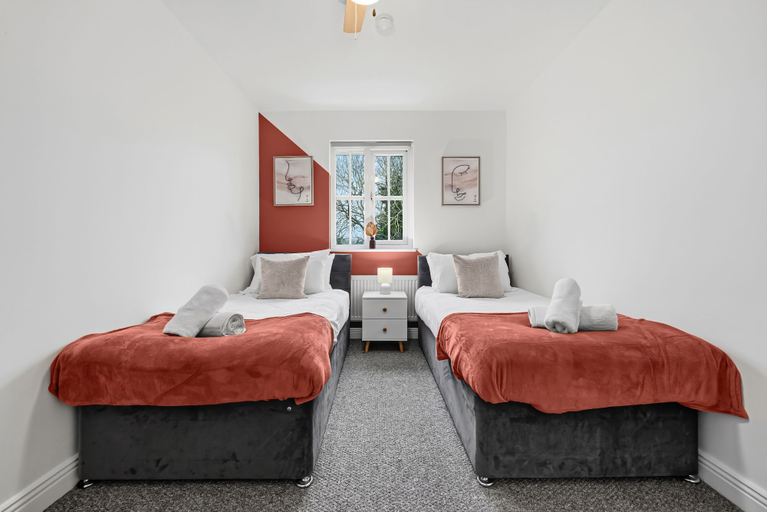 Room 3, House Sleeps 9 With Enclosed Garden, Solihull