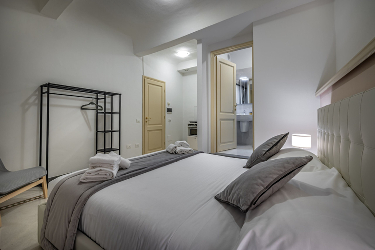 Room 4, Agnolo 48, Florence