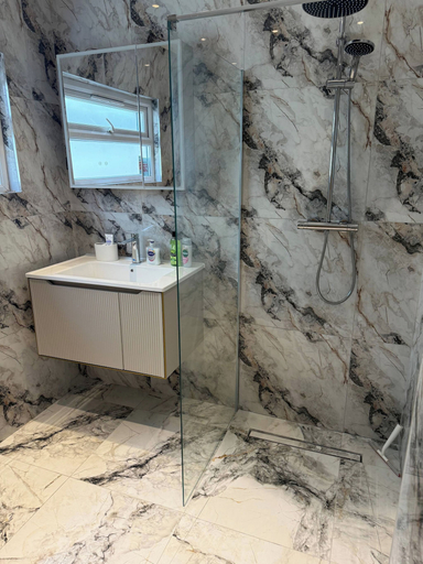 Bathroom 4, 3 Bedroom House in Wembley With Free Parking, London