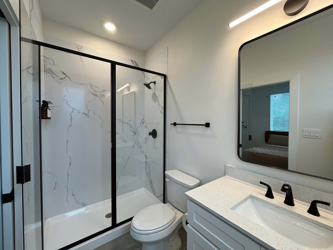 Room 5, Bishop Arts 6BR 6BA Townhouse Sleeps 12 Parking, Dallas