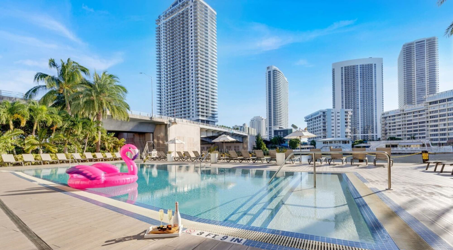 Room 3, Studio Near Beach - Balcony Pool Gym, Broward