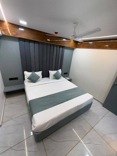 Room 4, Hotel Blue City, Ahmadabad