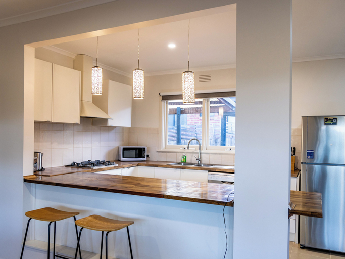 Private kitchen 5, StayAU Cozy Getaway Near Westfield Knox, Knox - North-West