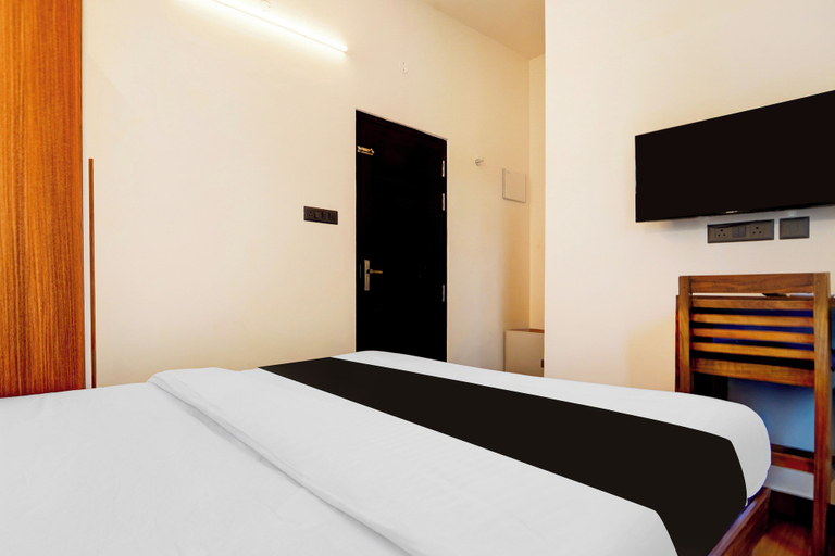 Room 5, Hotel O Gandhi Nagar Railway Backgate, Ernakulam
