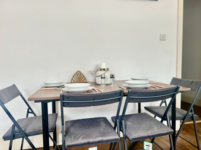 Dining 3, Charming London Apartment With 2 Bedrooms, London