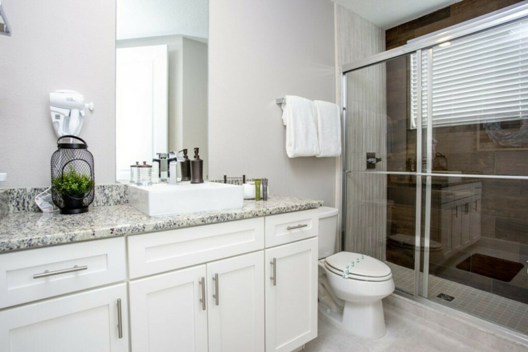 Bathroom 5, 5BR Harry Potter Townhouse 15 min to Disney, Osceola