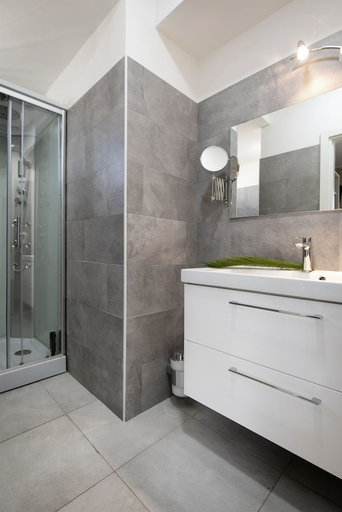 Bathroom 3, Noah Beach Hotel, Rimini