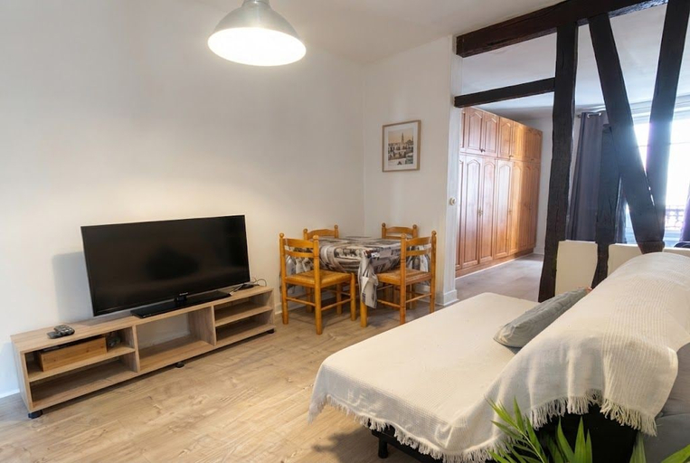 Room 3, celine 39, Paris