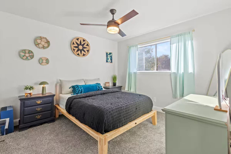 Room 4, Hubbard Haven Family Pets Near Lake, Dallas