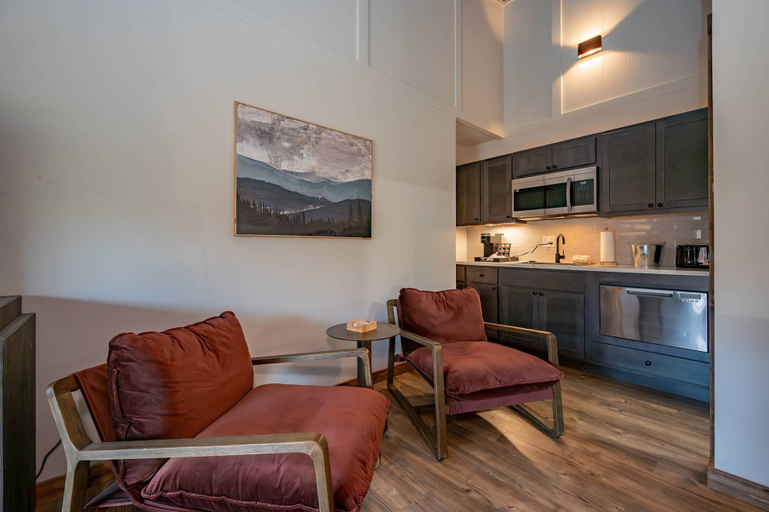 Room 4, Cove Creek Lodge, Garrett