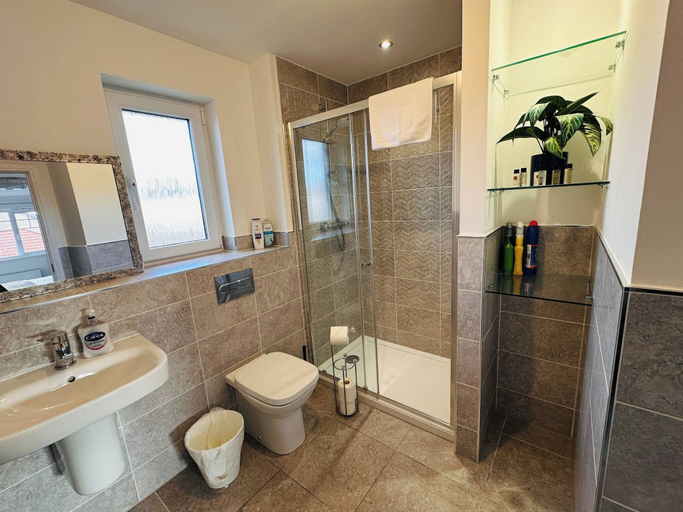 Bathroom 5, 5bedhouse Near Edinburghairport, West Lothian