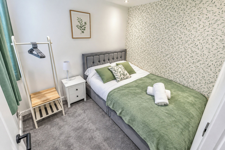 Room 5, 3-bed Terrace House in Porth, Sleeps 6, Rhondda, Cynon, Taff