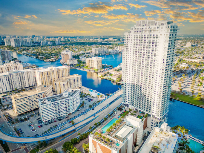 Room 3, Modern 2BD 2BA Resort Luxury Bay Corner Views, Broward
