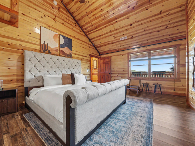 Room 2, Sleeps 28 Private Pool Hot Tub Game Room, Sevier